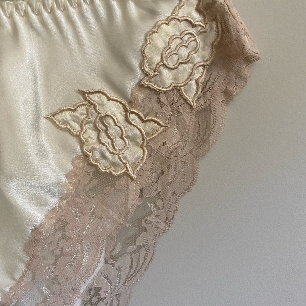 Victoria’s Secret Gold Label Vintage Camisole and Tap Pants size M - Picture 10 of 11